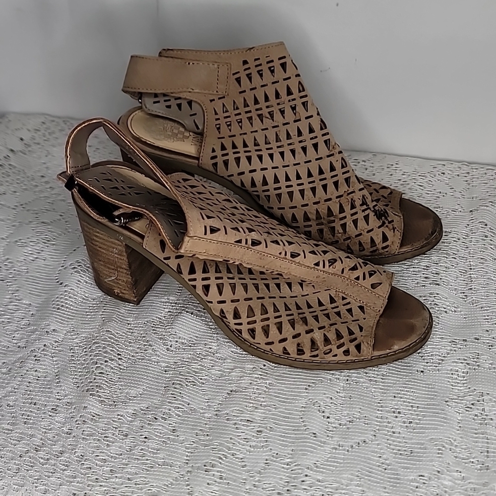 Vince Camuto leather Lazer cut eyelet tan peep toe block heels sz 8
